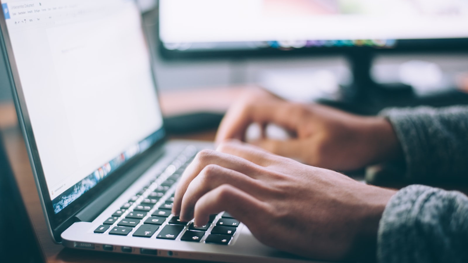 Laptop pe birou pentru campanii de email marketing