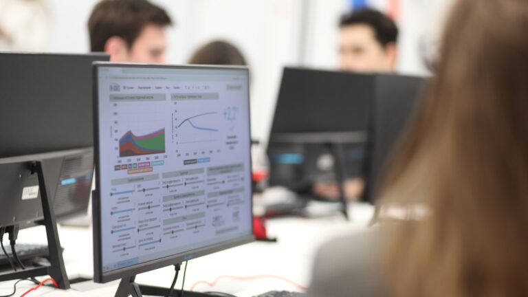 Tehnologie financiară și date într-un birou modern